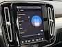 Volvo XC40 B4 AUT7 197PK Plus Dark | 20" Lichtmetalen velgen | Dakspoiler | Trekhaak semi elektrisch inklapbaar | Panoramadak | Elektrisch verstelbare voorstoelen | Lederen bekleding | Harman Kardon audio | Adaptieve Cruise Control met Pilot Assist | BLIS Dodehoekdetectie | Stoel- & Stuurwielverwarming
