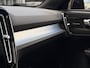 Volvo XC40 B4 AUT7 197PK Plus Dark | 20" Lichtmetalen velgen | Dakspoiler | Trekhaak semi elektrisch inklapbaar | Panoramadak | Elektrisch verstelbare voorstoelen | Lederen bekleding | Harman Kardon audio | Adaptieve Cruise Control met Pilot Assist | BLIS Dodehoekdetectie | Stoel- & Stuurwielverwarming