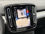 Volvo XC40 B4 AUT7 197PK Plus Dark | 20" Lichtmetalen velgen | Dakspoiler | Trekhaak semi elektrisch inklapbaar | Panoramadak | Elektrisch verstelbare voorstoelen | Lederen bekleding | Harman Kardon audio | Adaptieve Cruise Control met Pilot Assist | BLIS Dodehoekdetectie | Stoel- & Stuurwielverwarming