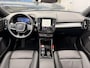 Volvo XC40 B4 AUT7 197PK Plus Dark | 20" Lichtmetalen velgen | Dakspoiler | Trekhaak semi elektrisch inklapbaar | Panoramadak | Elektrisch verstelbare voorstoelen | Lederen bekleding | Harman Kardon audio | Adaptieve Cruise Control met Pilot Assist | BLIS Dodehoekdetectie | Stoel- & Stuurwielverwarming