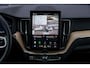 Volvo XC60 2.0 T6 Plug-in hybrid AWD Plus Dark | Facelift | Head-Up | Panoramadak | Trekhaak | 360 Camera | All-Season Banden | Google | Stoel en Stuurverwarming |