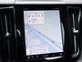 Volvo XC60 2.0 T8 Plug-in hybrid AWD Plus Dark | 7 Persoons | Stuurwiel verwarming | Trekhaak l Schuif- /kantel Pano l 360 cam l 22"