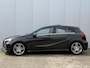 Mercedes-Benz A-klasse 180 Ambition AMG Line | Facelift | Panoramadak | Stoelverwarming | Navigatie | AMG styling | 18” lichtmetalen velgen | Bluetooth | Dynamic Select rijmodi | Cruise Control | Verstelbare lendensteun | Sportstoelen | Volledig onderhouden