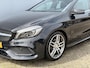 Mercedes-Benz A-klasse 180 Ambition AMG Line | Facelift | Panoramadak | Stoelverwarming | Navigatie | AMG styling | 18” lichtmetalen velgen | Bluetooth | Dynamic Select rijmodi | Cruise Control | Verstelbare lendensteun | Sportstoelen | Volledig onderhouden