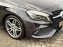 Mercedes-Benz A-klasse 180 Ambition AMG Line | Facelift | Panoramadak | Stoelverwarming | Navigatie | AMG styling | 18” lichtmetalen velgen | Bluetooth | Dynamic Select rijmodi | Cruise Control | Verstelbare lendensteun | Sportstoelen | Volledig onderhouden
