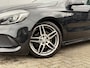 Mercedes-Benz A-klasse 180 Ambition AMG Line | Facelift | Panoramadak | Stoelverwarming | Navigatie | AMG styling | 18” lichtmetalen velgen | Bluetooth | Dynamic Select rijmodi | Cruise Control | Verstelbare lendensteun | Sportstoelen | Volledig onderhouden