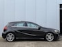 Mercedes-Benz A-klasse 180 Ambition AMG Line | Facelift | Panoramadak | Stoelverwarming | Navigatie | AMG styling | 18” lichtmetalen velgen | Bluetooth | Dynamic Select rijmodi | Cruise Control | Verstelbare lendensteun | Sportstoelen | Volledig onderhouden