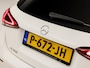 Mercedes-Benz A-klasse 180 AMG Sport Automaat (SCHUIFDAK, SFEERVERLICHTING, GROOT NAVI, LEDER/ALCANTARA, CAMERA, SPORTSTOELEN, STOELVERWARMING, GETINT GLAS, NIEUWSTAAT)