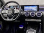 Mercedes-Benz A-klasse 180 AMG Sport Automaat (SCHUIFDAK, SFEERVERLICHTING, GROOT NAVI, LEDER/ALCANTARA, CAMERA, SPORTSTOELEN, STOELVERWARMING, GETINT GLAS, NIEUWSTAAT)