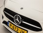 Mercedes-Benz A-klasse 180 AMG Sport Automaat (SCHUIFDAK, SFEERVERLICHTING, GROOT NAVI, LEDER/ALCANTARA, CAMERA, SPORTSTOELEN, STOELVERWARMING, GETINT GLAS, NIEUWSTAAT)