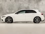 Mercedes-Benz A-klasse 180 AMG Sport Automaat (SCHUIFDAK, SFEERVERLICHTING, GROOT NAVI, LEDER/ALCANTARA, CAMERA, SPORTSTOELEN, STOELVERWARMING, GETINT GLAS, NIEUWSTAAT)