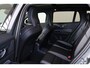 Volvo V60 T6 Recharge AWD Plus Dark - Panorama/schuifdak - IntelliSafe Assist & Surround - 360º Camera - Harman/Kardon audio - Verwarmde voorstoelen, stuur & achterbank - Parkeersensoren voor & achter - Elektr. bedienb. voorstoelen met geheugen - Head up display - Extra getint glas - 19' LMV