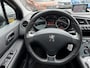 Peugeot 3008 1.6 Benzine 165 Pk Superluxe Allure * Automaat * * Navigatie * Panoramadak * 1/2 Lederen Interieur * Achteruitrij Camera * Vingerhoets; Vierde Generatie Eersteklas Service. Al meer dan 100 jaar een begrip in de Brabantse Kempen