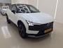 Volvo EX30 Cross Country Twin Motor Performance Ultra 69 kWh | Warmtepomp | Stoel + Stuur verwarming | Extra getint Glas | PDC V+A en 360 Camera | Harman en Kardon Audio | Elektrische stoelbediening | Panoramadak |