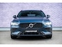 Volvo V60 T6 Plug-in hybrid AWD Ultra Dark | Schuif-/kanteldak | Head Up Display | Donker Glas | Sportstoelen | Power Seats | Harman Kardon |