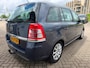 Opel Zafira 1.8 Temptation 7 pers in automaat van 2de Eig met trekhaak en parkeersensoren en navigatie en bluetooth