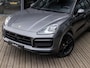 Porsche Cayenne Coupé 3.0 E-Hybrid | SPORTDESIGN | SPORTCHRONO | SOFTCLOSE | PANORAMADAK | PASM LUCHTVERING | 18-WEG STOELEN | TREKHAAK | 360 CAMERA | BOSE AUDIO | SPORTUITLAAT EINDSTUKKEN ZWART | STUUR + STOELVERWARMING