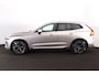 Volvo XC60 T8 Recharge AWD Ultimate Bright - Luchtvering - Panorama/schuifdak - IntelliSafe Assist & Surround - 360º Camera - Bowers & Wilkins audio - Adaptieve LED koplampen - Verwarmde voorstoelen, stuur & achterbank - Parkeersensoren voor & achter - Elektr. bedienb. voorstoelen met geheugen - Geventileerde voorstoelen - Head up display - Draadloze tel. lader - Extra getint glas - Inklapbare trekhaak - 21' LMV