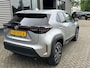 Toyota Yaris Cross 1.5 Hybrid Dynamic | Adaptive Cruise | Parkeersensoren | Stoel & Stuurverwarming | Apple Carplay | Camera | LMV 17" | Draadloze Telefoonlader |