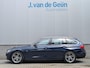 BMW 3-Serie Touring 328i High Executive | Panorama | HUD | Trekhaak | Leer | H&K Audio | Org NL |