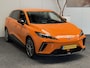 MG MG4 ELECTRIC LUXURY LONG RANGE 204 PK 64 KWH FABRIEKGARANTIE TOT 2031 !!! NAVIGATIE ADAPTIVE CRUISE CONTROL APPLE CARPLAY/ANDROID 360 CAMERA STOEL EN STUURVERWARMING DODEHOEKSENSOREN RIJSTROOKSENSOREN KEYLESS GO ZEER MOOI !!