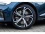 Volvo V60 2.0 T6 Plug-in hybrid AWD Ultra Dark | Schuif-/kanteldak | Head Up Display | Donker Glas | Sportstoelen | Power Seats | Harman Kardon |