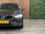 Volvo V60 B4 Aut. Business Edition | Trekhaak | Pine Grey! | Adaptieve Cruise Control | Stoel en Stuurwielverwarming | Parkeercamera | Pilot Assist | BLIS Dode Hoek Detectie | Lederen bekleding | Zitting verlenging voorstoelen | 17 Inch | Keyless Drive | Privacy Glass | 4-Voudig verstelbare lendesteun elektrisch | Parkeersensoren voor+achter | Elektrisch bedienbare achterklep | Draadloos telefoon opladen | DAB Radio | Apple Carplay/Android Auto | Climate Control L+R | Volvo On Call met mobiele App functie | Pine Grey Metallic |