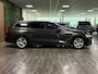 Volvo V60 B4 Aut. Business Edition | Trekhaak | Pine Grey! | Adaptieve Cruise Control | Stoel en Stuurwielverwarming | Parkeercamera | Pilot Assist | BLIS Dode Hoek Detectie | Lederen bekleding | Zitting verlenging voorstoelen | 17 Inch | Keyless Drive | Privacy Glass | 4-Voudig verstelbare lendesteun elektrisch | Parkeersensoren voor+achter | Elektrisch bedienbare achterklep | Draadloos telefoon opladen | DAB Radio | Apple Carplay/Android Auto | Climate Control L+R | Volvo On Call met mobiele App functie | Pine Grey Metallic |