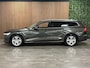 Volvo V60 B4 Aut. Business Edition | Trekhaak | Pine Grey! | Adaptieve Cruise Control | Stoel en Stuurwielverwarming | Parkeercamera | Pilot Assist | BLIS Dode Hoek Detectie | Lederen bekleding | Zitting verlenging voorstoelen | 17 Inch | Keyless Drive | Privacy Glass | 4-Voudig verstelbare lendesteun elektrisch | Parkeersensoren voor+achter | Elektrisch bedienbare achterklep | Draadloos telefoon opladen | DAB Radio | Apple Carplay/Android Auto | Climate Control L+R | Volvo On Call met mobiele App functie | Pine Grey Metallic |