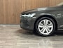 Volvo V60 B4 Aut. Business Edition | Trekhaak | Pine Grey! | Adaptieve Cruise Control | Stoel en Stuurwielverwarming | Parkeercamera | Pilot Assist | BLIS Dode Hoek Detectie | Lederen bekleding | Zitting verlenging voorstoelen | 17 Inch | Keyless Drive | Privacy Glass | 4-Voudig verstelbare lendesteun elektrisch | Parkeersensoren voor+achter | Elektrisch bedienbare achterklep | Draadloos telefoon opladen | DAB Radio | Apple Carplay/Android Auto | Climate Control L+R | Volvo On Call met mobiele App functie | Pine Grey Metallic |
