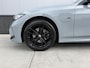 BMW 3-Serie Touring 320e M Sport | SOH 97% | Panorama | Trekhaak | Apple Carplay - Android Auto | Sfeerverlichting | Brooklyn Grau