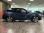Volvo XC90 T8 AWD Recharge Ultra Dark | Vol! | Bowers & Wilkins | Luchtvering | Stoelventilatie | Trekhaak | 360 Camera | Head-Up Display | Stoelmassage | 455pk | Adaptieve Cruise Control | Stoelverwarming voor+achter | Stuurwielverwarming | Schuifdak | 20 Inch | Full LED Meesturende koplampen | Pilot Assist | BLIS Dode Hoek Detectie | Alcantara hemelbekleding | Lederen handgrepen en zonnekleppen | Elektrische voorstoelen geheugen | Nappa Lederen bekleding | Zitting verlenging voorstoelen | Lederen Dashboard | Google Infotainment | Keyless Drive | Parkeersensoren voor+achter | Privacy Glass | Elektrisch bedienbare achterklep | Geïntegreerde zongordijnen achterportieren | Geïntegreerd kinderzitje achterin | Verlichte instaplijsten | 7-Persoons | 4-Zone Climate Control | DAB Radio | Apple Carplay/Android Auto | Alarm Klasse III | Draadloos telefoon opladen | Volvo On Call met mobiele App functie | Denim Blue Metallic |