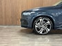 Volvo XC90 T8 AWD Recharge Ultra Dark | Vol! | Bowers & Wilkins | Luchtvering | Stoelventilatie | Trekhaak | 360 Camera | Head-Up Display | Stoelmassage | 455pk | Adaptieve Cruise Control | Stoelverwarming voor+achter | Stuurwielverwarming | Schuifdak | 20 Inch | Full LED Meesturende koplampen | Pilot Assist | BLIS Dode Hoek Detectie | Alcantara hemelbekleding | Lederen handgrepen en zonnekleppen | Elektrische voorstoelen geheugen | Nappa Lederen bekleding | Zitting verlenging voorstoelen | Lederen Dashboard | Google Infotainment | Keyless Drive | Parkeersensoren voor+achter | Privacy Glass | Elektrisch bedienbare achterklep | Geïntegreerde zongordijnen achterportieren | Geïntegreerd kinderzitje achterin | Verlichte instaplijsten | 7-Persoons | 4-Zone Climate Control | DAB Radio | Apple Carplay/Android Auto | Alarm Klasse III | Draadloos telefoon opladen | Volvo On Call met mobiele App functie | Denim Blue Metallic |