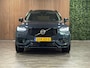 Volvo XC90 T8 AWD Recharge Ultra Dark | Vol! | Bowers & Wilkins | Luchtvering | Stoelventilatie | Trekhaak | 360 Camera | Head-Up Display | Stoelmassage | 455pk | Adaptieve Cruise Control | Stoelverwarming voor+achter | Stuurwielverwarming | Schuifdak | 20 Inch | Full LED Meesturende koplampen | Pilot Assist | BLIS Dode Hoek Detectie | Alcantara hemelbekleding | Lederen handgrepen en zonnekleppen | Elektrische voorstoelen geheugen | Nappa Lederen bekleding | Zitting verlenging voorstoelen | Lederen Dashboard | Google Infotainment | Keyless Drive | Parkeersensoren voor+achter | Privacy Glass | Elektrisch bedienbare achterklep | Geïntegreerde zongordijnen achterportieren | Geïntegreerd kinderzitje achterin | Verlichte instaplijsten | 7-Persoons | 4-Zone Climate Control | DAB Radio | Apple Carplay/Android Auto | Alarm Klasse III | Draadloos telefoon opladen | Volvo On Call met mobiele App functie | Denim Blue Metallic |