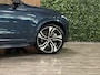 Volvo XC90 T8 AWD Recharge Ultra Dark | Vol! | Bowers & Wilkins | Luchtvering | Stoelventilatie | Trekhaak | 360 Camera | Head-Up Display | Stoelmassage | 455pk | Adaptieve Cruise Control | Stoelverwarming voor+achter | Stuurwielverwarming | Schuifdak | 20 Inch | Full LED Meesturende koplampen | Pilot Assist | BLIS Dode Hoek Detectie | Alcantara hemelbekleding | Lederen handgrepen en zonnekleppen | Elektrische voorstoelen geheugen | Nappa Lederen bekleding | Zitting verlenging voorstoelen | Lederen Dashboard | Google Infotainment | Keyless Drive | Parkeersensoren voor+achter | Privacy Glass | Elektrisch bedienbare achterklep | Geïntegreerde zongordijnen achterportieren | Geïntegreerd kinderzitje achterin | Verlichte instaplijsten | 7-Persoons | 4-Zone Climate Control | DAB Radio | Apple Carplay/Android Auto | Alarm Klasse III | Draadloos telefoon opladen | Volvo On Call met mobiele App functie | Denim Blue Metallic |