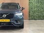 Volvo XC90 T8 AWD Recharge Ultra Dark | Vol! | Bowers & Wilkins | Luchtvering | Stoelventilatie | Trekhaak | 360 Camera | Head-Up Display | Stoelmassage | 455pk | Adaptieve Cruise Control | Stoelverwarming voor+achter | Stuurwielverwarming | Schuifdak | 20 Inch | Full LED Meesturende koplampen | Pilot Assist | BLIS Dode Hoek Detectie | Alcantara hemelbekleding | Lederen handgrepen en zonnekleppen | Elektrische voorstoelen geheugen | Nappa Lederen bekleding | Zitting verlenging voorstoelen | Lederen Dashboard | Google Infotainment | Keyless Drive | Parkeersensoren voor+achter | Privacy Glass | Elektrisch bedienbare achterklep | Geïntegreerde zongordijnen achterportieren | Geïntegreerd kinderzitje achterin | Verlichte instaplijsten | 7-Persoons | 4-Zone Climate Control | DAB Radio | Apple Carplay/Android Auto | Alarm Klasse III | Draadloos telefoon opladen | Volvo On Call met mobiele App functie | Denim Blue Metallic |