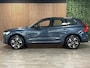 Volvo XC60 T6 AWD Recharge Plus Dark | MY26 Facelift | Schuifdak | Trekhaak | 360° Camera | | Head-Up Display | Harman Kardon | All Season banden | Adaptieve Cruise Control | Stoelverwarming voor+achter | Stuurwielverwarming | Pilot Assist | BLIS Dode Hoek Detectie | 19 Inch | Elektrische voorstoelen geheugen | Quilted Nordico bekleding | Zitting verlenging voorstoelen | Google Infotainment | Keyless Drive | Parkeersensoren voor+achter | Elektrisch bedienbare achterklep | DAB Radio | Apple Carplay/Android Auto | Draadloos telefoon opladen | Volvo On Call met mobiele App functie | Denim Blue Metallic |