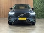 Volvo XC60 T6 AWD Recharge Plus Dark | MY26 Facelift | Schuifdak | Trekhaak | 360° Camera | | Head-Up Display | Harman Kardon | All Season banden | Adaptieve Cruise Control | Stoelverwarming voor+achter | Stuurwielverwarming | Pilot Assist | BLIS Dode Hoek Detectie | 19 Inch | Elektrische voorstoelen geheugen | Quilted Nordico bekleding | Zitting verlenging voorstoelen | Google Infotainment | Keyless Drive | Parkeersensoren voor+achter | Elektrisch bedienbare achterklep | DAB Radio | Apple Carplay/Android Auto | Draadloos telefoon opladen | Volvo On Call met mobiele App functie | Denim Blue Metallic |