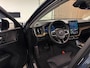 Volvo XC60 T6 AWD Recharge Plus Dark | MY26 Facelift | Schuifdak | Trekhaak | 360° Camera | | Head-Up Display | Harman Kardon | All Season banden | Adaptieve Cruise Control | Stoelverwarming voor+achter | Stuurwielverwarming | Pilot Assist | BLIS Dode Hoek Detectie | 19 Inch | Elektrische voorstoelen geheugen | Quilted Nordico bekleding | Zitting verlenging voorstoelen | Google Infotainment | Keyless Drive | Parkeersensoren voor+achter | Elektrisch bedienbare achterklep | DAB Radio | Apple Carplay/Android Auto | Draadloos telefoon opladen | Volvo On Call met mobiele App functie | Denim Blue Metallic |