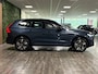 Volvo XC60 T6 AWD Recharge Plus Dark | MY26 Facelift | Schuifdak | Trekhaak | 360° Camera | | Head-Up Display | Harman Kardon | All Season banden | Adaptieve Cruise Control | Stoelverwarming voor+achter | Stuurwielverwarming | Pilot Assist | BLIS Dode Hoek Detectie | 19 Inch | Elektrische voorstoelen geheugen | Quilted Nordico bekleding | Zitting verlenging voorstoelen | Google Infotainment | Keyless Drive | Parkeersensoren voor+achter | Elektrisch bedienbare achterklep | DAB Radio | Apple Carplay/Android Auto | Draadloos telefoon opladen | Volvo On Call met mobiele App functie | Denim Blue Metallic |