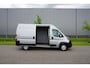 Peugeot Boxer 335 2.2 BlueHDi 140 L2H2 Premium in Topstaat |1e eigenaar |Camera |Cruise |Navi |140 pk |3500 KG |BPM vrij |Mooie camperbasis |Metallic lak |Parkeersensoren |EURO6D