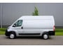 Peugeot Boxer 335 2.2 BlueHDi 140 L2H2 Premium in Topstaat |1e eigenaar |Camera |Cruise |Navi |140 pk |3500 KG |BPM vrij |Mooie camperbasis |Metallic lak |Parkeersensoren |EURO6D