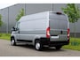 Peugeot Boxer 335 2.2 BlueHDi 140 L2H2 Premium in Topstaat |1e eigenaar |Camera |Cruise |Navi |140 pk |3500 KG |BPM vrij |Mooie camperbasis |Metallic lak |Parkeersensoren |EURO6D