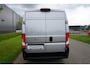 Peugeot Boxer 335 2.2 BlueHDi 140 L2H2 Premium in Topstaat |1e eigenaar |Camera |Cruise |Navi |140 pk |3500 KG |BPM vrij |Mooie camperbasis |Metallic lak |Parkeersensoren |EURO6D