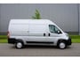 Peugeot Boxer 335 2.2 BlueHDi 140 L2H2 Premium in Topstaat |1e eigenaar |Camera |Cruise |Navi |140 pk |3500 KG |BPM vrij |Mooie camperbasis |Metallic lak |Parkeersensoren |EURO6D