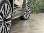 Volvo XC90 T8 AWD Recharge Ultra Ultimate Dark | Stoelventilatie | Trekhaak | 360 Camera | Head-Up Display | Stoelmassage | 455pk | Harman Kardon | Adaptieve Cruise Control | Stoelverwarming voor+achter | Stuurwielverwarming | Schuifdak | 20 Inch | Full LED Meesturende koplampen | Pilot Assist | BLIS Dode Hoek Detectie | Alcantara hemelbekleding | Lederen handgrepen en zonnekleppen | Elektrische voorstoelen geheugen | Nappa Lederen bekleding | Zitting verlenging voorstoelen | Lederen Dashboard | Google Infotainment | Keyless Drive | Parkeersensoren voor+achter | Privacy Glass | Elektrisch bedienbare achterklep | Geïntegreerde zongordijnen achterportieren | Geïntegreerd kinderzitje achterin | Verlichte instaplijsten | 7-Persoons | 4-Zone Climate Control | DAB Radio | Apple Carplay/Android Auto | Draadloos telefoon opladen | Volvo On Call met mobiele App functie | Platinum Grey Metallic |