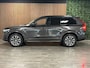 Volvo XC90 T8 AWD Recharge Ultra Ultimate Dark | Stoelventilatie | Trekhaak | 360 Camera | Head-Up Display | Stoelmassage | 455pk | Harman Kardon | Adaptieve Cruise Control | Stoelverwarming voor+achter | Stuurwielverwarming | Schuifdak | 20 Inch | Full LED Meesturende koplampen | Pilot Assist | BLIS Dode Hoek Detectie | Alcantara hemelbekleding | Lederen handgrepen en zonnekleppen | Elektrische voorstoelen geheugen | Nappa Lederen bekleding | Zitting verlenging voorstoelen | Lederen Dashboard | Google Infotainment | Keyless Drive | Parkeersensoren voor+achter | Privacy Glass | Elektrisch bedienbare achterklep | Geïntegreerde zongordijnen achterportieren | Geïntegreerd kinderzitje achterin | Verlichte instaplijsten | 7-Persoons | 4-Zone Climate Control | DAB Radio | Apple Carplay/Android Auto | Draadloos telefoon opladen | Volvo On Call met mobiele App functie | Platinum Grey Metallic |