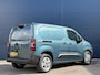 Peugeot e-Partner EV 50kWh 136pk L1 | Navigatie | Digitale binnenspiegel | Apple Carplay & Android Auto | Warmtepomp | 16" Lichtmetalen velgen | Houtenvloer in laadruimte met antislip afwerking (9mm) + houten zijwanden | Volledige scheidingswand met kledinghaak | Pakket Comfort Connect