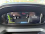 Peugeot e-Partner EV 50kWh 136pk L1 | Navigatie | Digitale binnenspiegel | Apple Carplay & Android Auto | Warmtepomp | 16" Lichtmetalen velgen | Houtenvloer in laadruimte met antislip afwerking (9mm) + houten zijwanden | Volledige scheidingswand met kledinghaak | Pakket Comfort Connect
