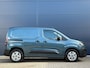 Peugeot e-Partner EV 50kWh 136pk L1 | Navigatie | Digitale binnenspiegel | Apple Carplay & Android Auto | Warmtepomp | 16" Lichtmetalen velgen | Houtenvloer in laadruimte met antislip afwerking (9mm) + houten zijwanden | Volledige scheidingswand met kledinghaak | Pakket Comfort Connect